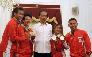 조코 위도도 대통령과 자카르타 대통령궁에서 인도네시아 올림픽 메달리스트. 왼쪽부터: 아흐마드, 나시르, 위도도, 아구스티아니, 이라완