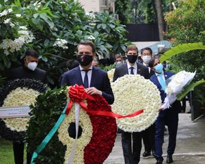 방글라데시에 주재하는 여러 국가의 대사들이 공격 5주년을 맞아 희생자들에게 헌사를 하고 있다