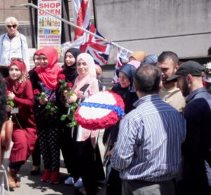 2017년 공격 며칠 후 런던 브리지에 있는 무슬림 가족들