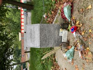 사고 현장 근처에 있는 사고 추모비