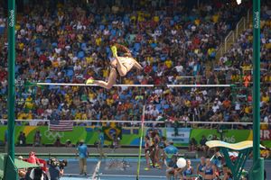 엘리자 맥카트니가 여자 장대높이뛰기 예선에서 바를 넘고 있다.