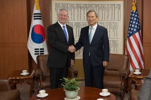 2017년 2월 2일 대한민국 서울에서 열린 회담에서 미국의 짐 매티스 국방 장관이 김관진 대한민국 국가안보실장과 만나고 있다.