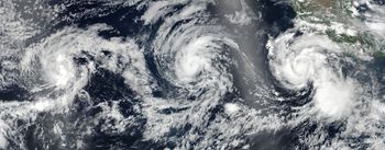 7월 24일 동태평양에 걸쳐 있는 열대 폭풍 그렉 (왼쪽), 어윈 (중앙)과 허리케인 힐러리 (오른쪽)