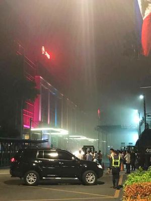 리조트 월드 마닐라 총격 직후. 용의자가 시작한 화재로 인해 단지가 연기에 휩싸였다. 공격자가 자살한 Maxims Hotel도 사진에 보인다.