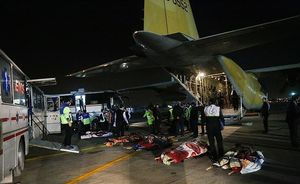 부상자를 수송하는 메흐라바드 공항의 군용기