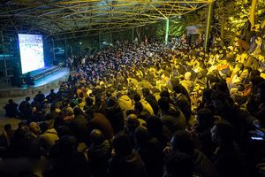 테헤란 라레 공원에서 경기를 관람하는 사람들