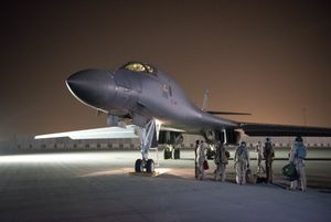 제28폭격비행단의 B-1B가 알 우데이드 공군 기지에서 공격 임무를 수행하기 위해 준비하고 있다.