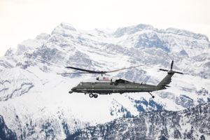 도널드 J. 트럼프 대통령이 2018년 1월 25일 스위스 취리히 공항에 도착하여 스위스 알프스를 넘어 다보스로 향하는 마린 원에 탑승하고 있다.