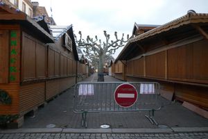 공격을 받은 이틀 후 문을 닫은 다른 스트라스부르 크리스마스 마켓을 보여주는 브로이 광장