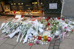 12월 13일 오르페브르 거리에 세워진 추모 기념물