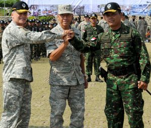 전 미 육군 준장 브루스 E. 올리베이라(왼쪽)는 하와이 주정부에 의해 이 사건에 대한 내부 조사를 이끌도록 지시받았다.