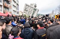 차이잉원 총통(가운데)이 붕괴된 건물을 시찰하고 화롄시에서 언론에 연설하고 있다.