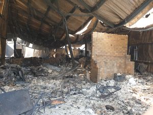 2019년 11월 14일 힐빌에서 화재로 파괴된 농가의 집과 기계 창고