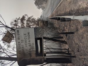 벨스 라인 오브 로드 주변의 손상된 도로 표지판