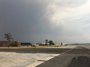 HMAS 앨버트로스에서 본 티안자라 화재의 연기