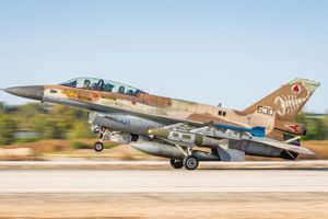 이스라엘 공군의 F-16 전투기가 가자 지구의 목표물을 공격하기 위해 유도 탄약을 가지고 이륙