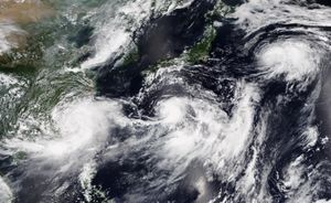 8월 6일 세 개의 열대성 저기압이 동시에 발생, 루핏 (왼쪽), 미리내 (가운데), 니다 (오른쪽)