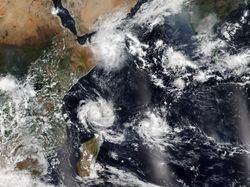 12월 6일 사이클론 파완과 열대 저기압 벨나 및 암발리