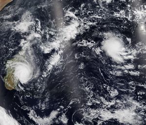 2월 21일 마다가스카르에 접근하는 사이클론 프레디(왼쪽)와 나중에 사이클론 에날라로 발달한 열대 저기압(오른쪽).