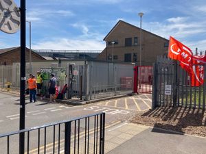 RMT 노조 조합원들이 2022년 6월 21일 케임브리지역 근처 네트워크 레일 자산 밖에서 파업하는 모습.