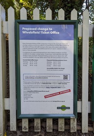 위블스필드 역에 게시된 매표소 변경(폐쇄) 제안 관련 포스터