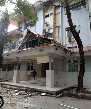 지진 발생 후 파티무라 대학교의 건물 피해 모습, 암본.