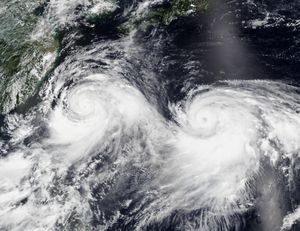 2019년 태풍 시즌에는 두 개의 태풍이 동시에 발생했다. 이미지에 보이는 것은 8월 8일에 발생한 레끼마(왼쪽)와 크로사(오른쪽)이다.