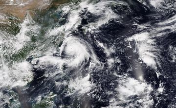 9월 5일, 세 개의 태풍이 동시에 활동했다: 카지키(왼쪽), 링링(가운데), 파사이(오른쪽).