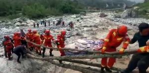 루딩현 묵시에서 부상당한 마을 사람들을 구조하는 비상 구조대원들