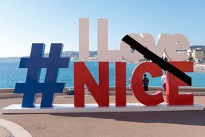 공격 이후 검은 완장을 두른 "I Love Nice" 기념비