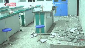 루산 현 타이핑 중학교 벽 손상