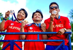 비예가스, 유로, 페테시오가 마닐라에서 열린 환영 퍼레이드에서 메달을 들고 있다.