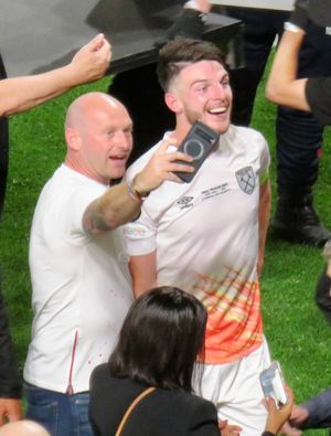 라이스(오른쪽)는 웨스트햄 유나이티드와 함께 2023년 UEFA 유로파 컨퍼런스 리그 결승전에서 우승한 후 경기장에서 축하하고 있다.