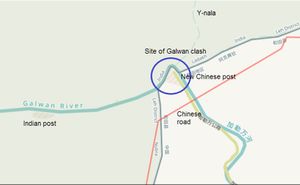 갈완 충돌 현장의 강 굽이. 2020년 6월 중국이 주장하는 LAC은 녹색으로, 미국 지리학과가 표시한 현재 LAC는 빨간색으로 표시되어 있다