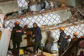 터키 엘라지에서 지진 발생 후 잔해 속에서 구조 작업이 벌어지고 있다.