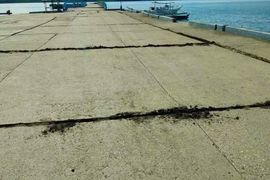 2020년 마스바테 지진 이후 카타잉안 항구의 피해 모습.