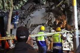 2020년 에게해 지진 이후 붕괴된 아파트 잔해를 수색하고 있는 구조대원들