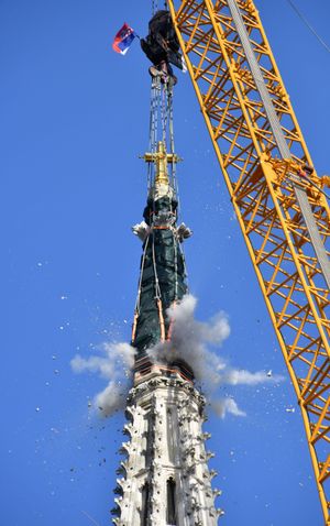 안전을 위해 북쪽 종탑의 제어된 폭파