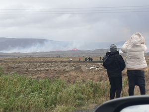 43번 도로(Grindavíkurvegur) 근처의 관광객들이 분화가 시작된 다음 날 분화를 관찰하고 있다