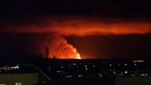 2024년 11월 20일 레이캬비크에서 보이는 분화