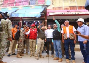 페루 정부 인사가 지진 피해를 입은 툼베스 시내를 둘러보는 모습.
