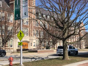 총격 사건 다음 날 경찰 테이프로 봉쇄된 버키 홀