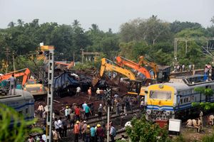 사고 후 트랙을 정리하는 데 사용된 굴삭기