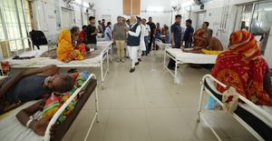 나렌드라 모디 총리가 오디샤주 발라소르의 한 병원에서 사고 피해자들을 만나고 있다.