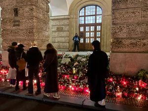 공격 몇 주 후, 예술학부 건물 앞에 놓인 추모 촛불