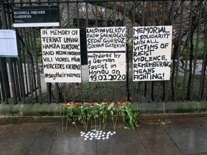 2023년 런던 러셀 광장에 조성된 2020년 공격 희생자들을 기리는 임시 추모비
