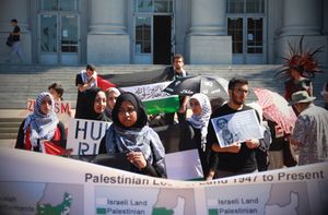 팔레스타인 정의를 위한 학생회(Students for Justice in Palestine)가 캘리포니아 대학교 버클리(UC Berkeley)에서 2014년에 시위하는 모습