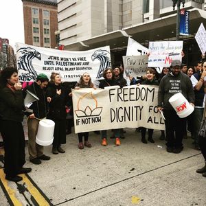 이프낫나우(IfNotNow)가 2017년 워싱턴 D.C.(Washington, DC)에서 시위하는 모습