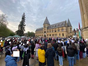 옥스퍼드 팔레스타인 연대 야영 첫날 사진, 옥스퍼드 대학교 자연사 박물관 앞 잔디밭