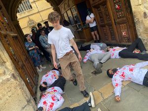 옥스퍼드 대학교 졸업식 중 보들리안 도서관에서 열린 다이 인 시위, 2024년 5월